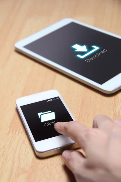Appuyer main sur l'icône de téléchargement sur smartphone . — Photo
