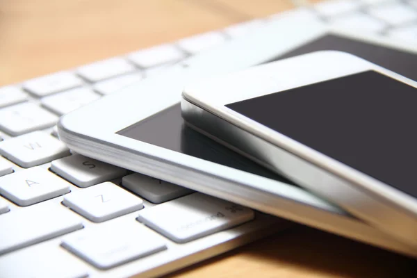 Smartphone, tablet and keyboard — Stock Photo, Image