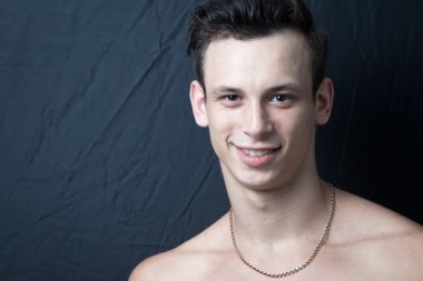 Bir adam siyah bir arka plan, erkek portre, portre poz, kendine güvenen genç bir adam görünümünü genç adam,