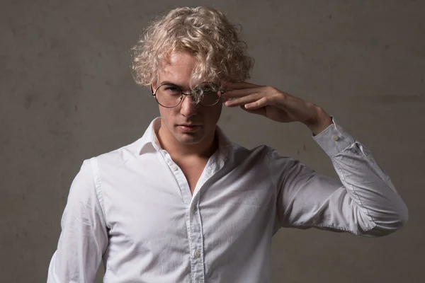 Blonde jongeman in de studio, het noordelijke soort mens, fotomodel, — Stockfoto