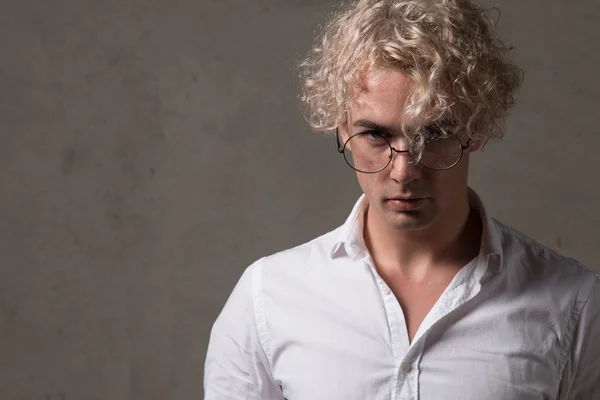 Joven hombre rubio en el estudio, el tipo de hombre del norte, modelo de moda , Fotos De Stock