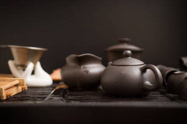 Siyah arka planda çay demlemek için Çin çayı seti. Asya, yemekler, kil, nesne, çaydanlık, tören, ritüel, meditasyon