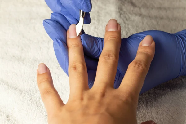 Kvinnlig Manikyr Skönhetssalong Nagelband Verktyg Naglar Förfarande Manikyrist Medicinska Handskar — Stockfoto