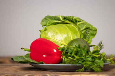 Mutfakta tabakta bir tabak sebze. Uygun beslenme, sağlık, diyet, vitaminler, detoks, taze, çiftlik