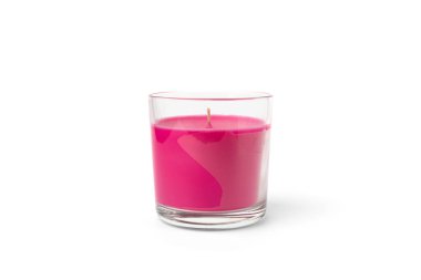 Beyaz arkaplanda izole edilmiş pembe aromalı mum.