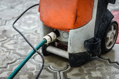 Yüksek basınçlı çamaşır makinesiyle kaldırım taşlarını temizliyorum..