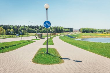 Boş bisiklet ve yol kenarında yürüyüş yolu.