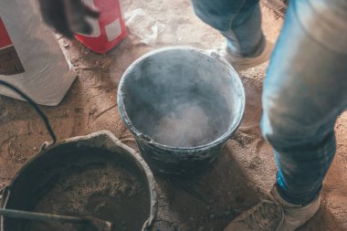 İnşaat alanında alçıyla karıştırma matkabı.