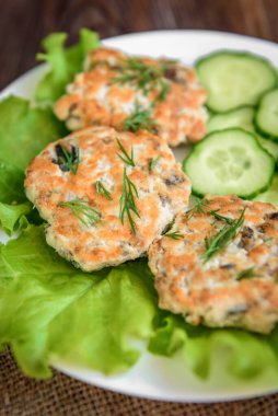 Ev yapımı tavuk ve mantarlı pirzola, salata, dereotu ve salatalık ile koyu ahşap arka planda. Sağlıklı akşam yemeği ya da öğle yemeği.