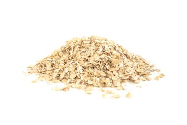 Yuvarlanmış yulaflar beyaz arkaplanda izole edilmiş.