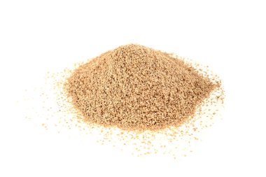 Beyaz arkaplanda yalıtılmış buğday kepeği.