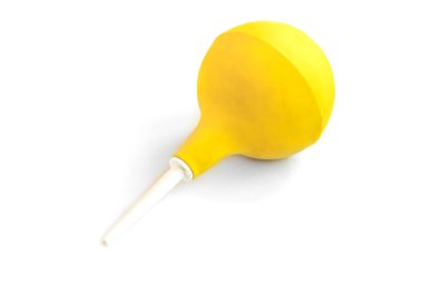 Beyaz arka planda sarı lavman şırıngası var. Zehirlenme konsepti. Bağırsak sorunları.