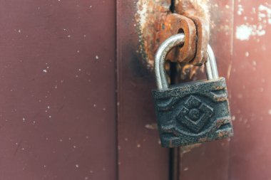 Metal bir kapıya yakın çekim. Güvenlik. 