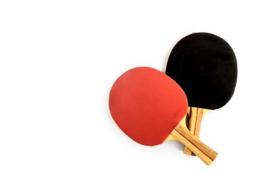 Masa tenisi raketleri beyaz arkaplanda izole edildi.
