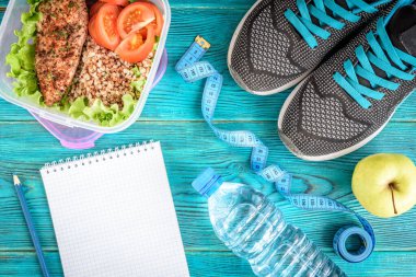 Diyet planı, menü veya program, mezura, su, tavuk göğsü, karabuğday, domates ve elmalı beslenme çantası