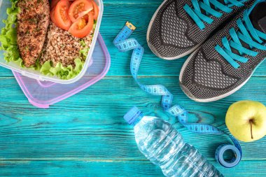 Diyet planı, menü veya program, mezura, su, tavuk göğsü, karabuğday, domates ve elmalı beslenme çantası