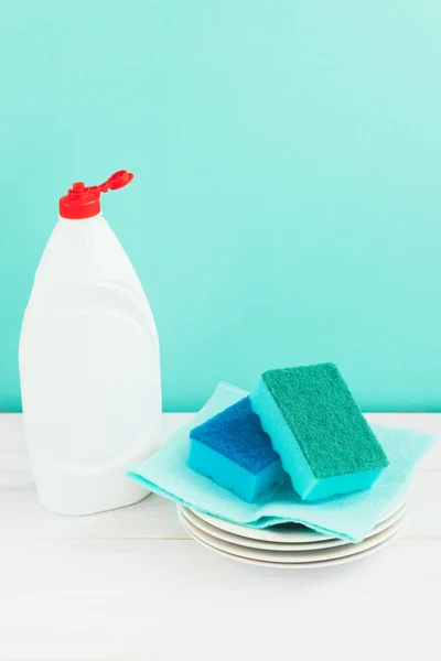 Bottle Dish Washing Sponges Utensils White Wooden Table Green Wall — Stock Photo, Image