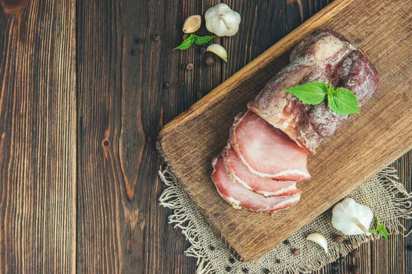 Porco Secou Partes Carne Contexto Madeira Escuro Rústico Presunto Salame — Fotografia de Stock