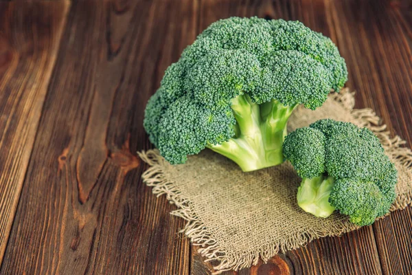 Brokoli ahşap arkaplanda izole edildi.