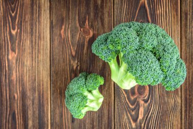 Brokoli ahşap arkaplanda izole edildi.