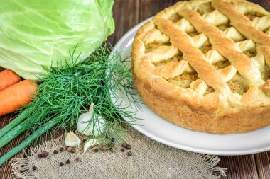 Ev yapımı lahana, havuç, soğan ve et ile ahşap arka planda..