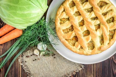 Ev yapımı lahana, havuç, soğan ve et ile ahşap arka planda..