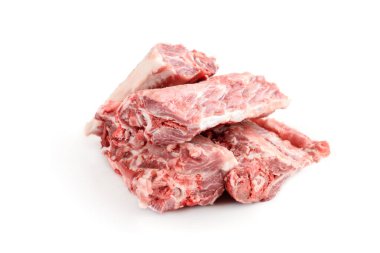 Beyaz zemin üzerinde çiğ domuz kemikleri izole.