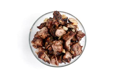 Beyaz arka planda ızgara domuz pirzolası..