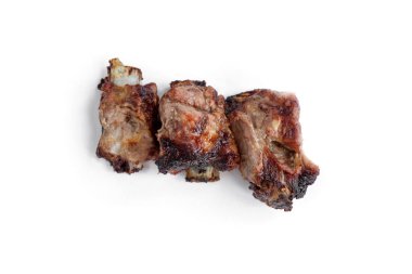 Beyaz arka planda ızgara domuz pirzolası..