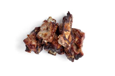 Beyaz arka planda ızgara domuz pirzolası..