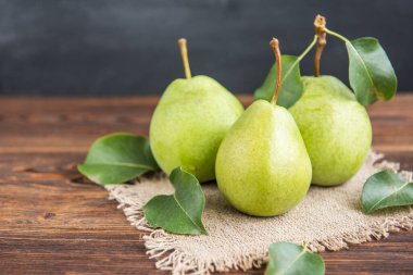 Armut nükteli yapraklar ahşap arka planda.
