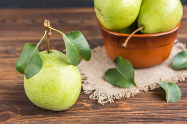 Armut nükteli yapraklar ahşap arka planda.
