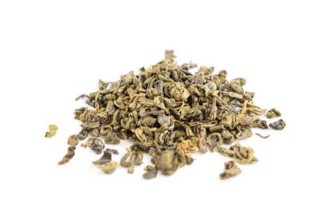 Beyaz arkaplanda izole edilmiş yeşil çay.