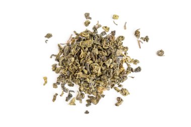 Beyaz arkaplanda izole edilmiş yeşil çay.