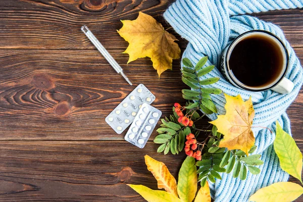 Taza Con Termómetro Bufanda Azul Hojas Otoño Sobre Fondo Madera — Foto de Stock