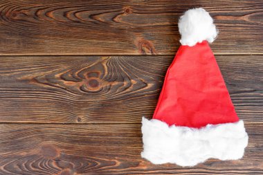 Ahşap arka planda Noel şapkası.