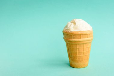 Dondurma yeşil arka planda.