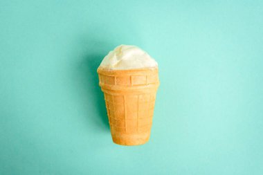 Dondurma yeşil arka planda.