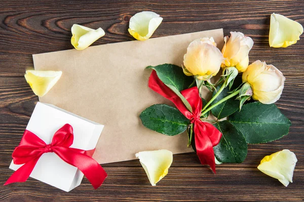 Žluté Růže Červenou Mašlí Blahopřání Dřevěném Pozadí Den Žen Valentýn — Stock fotografie