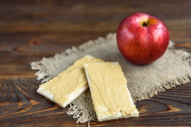 Çavdar ekmeği, ev yapımı fıstık ezmesi ve kırmızı elmayla sağlıklı vejetaryen atıştırması.