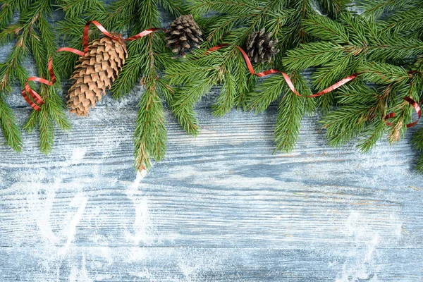 Weihnachtskugeln Tannenzweige Zapfen Schleifen Auf Holzgrund Weihnachtsdekoration Kopierraum — Stockfoto