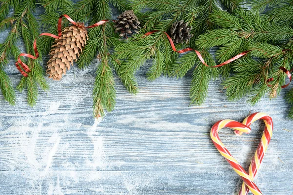 Bolas Navidad Ramas Abeto Conos Lazo Cinta Sobre Fondo Madera —  Fotos de Stock