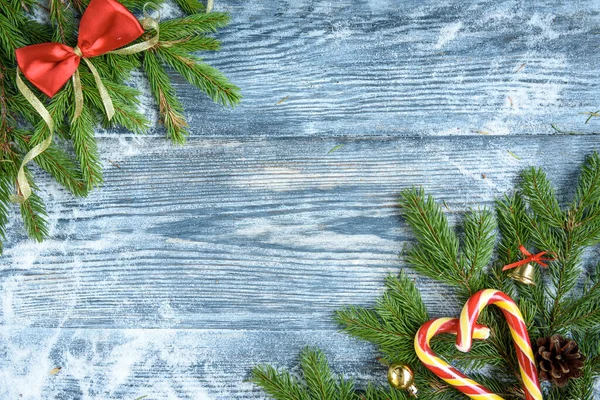 Різдвяні Кульки Ялинкові Гілки Конуси Лук Червоної Стрічки Цукерки Дерев — стокове фото