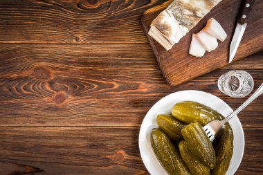 Yemek yerken geleneksel Ukrayna ve Rus aperatifleri. Alkol içerken yemek. Votka ve tuzlu domuz yağı ve salatalık turşusu..