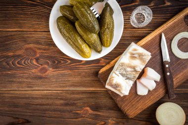 Yemek yerken geleneksel Ukrayna ve Rus aperatifleri. Alkol içerken yemek. Votka ve tuzlu domuz yağı ve salatalık turşusu..