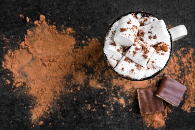 Marşmelovlu kahve ve siyah arka planda çikolata..