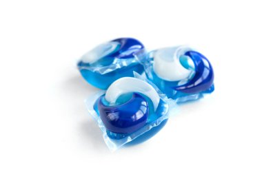 Çamaşır deterjanı kapsülü beyaz arka planda izole edildi.