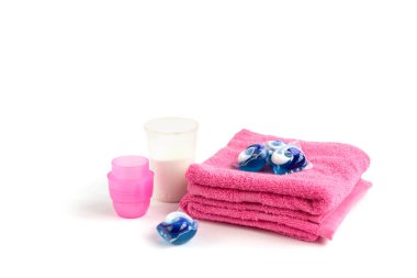 Çamaşır deterjanı toz, sıvı jel ve kapsüllerdeki çeşitliliği sınıflandırır. Beyaz arka planda izole edilmiş doz..