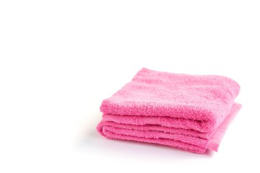 Pembe havlu beyaz arkaplanda izole edildi.