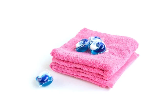 Kapsułki Prania Różowy Ręcznik Izolowane Białym Tle — Zdjęcie stockowe